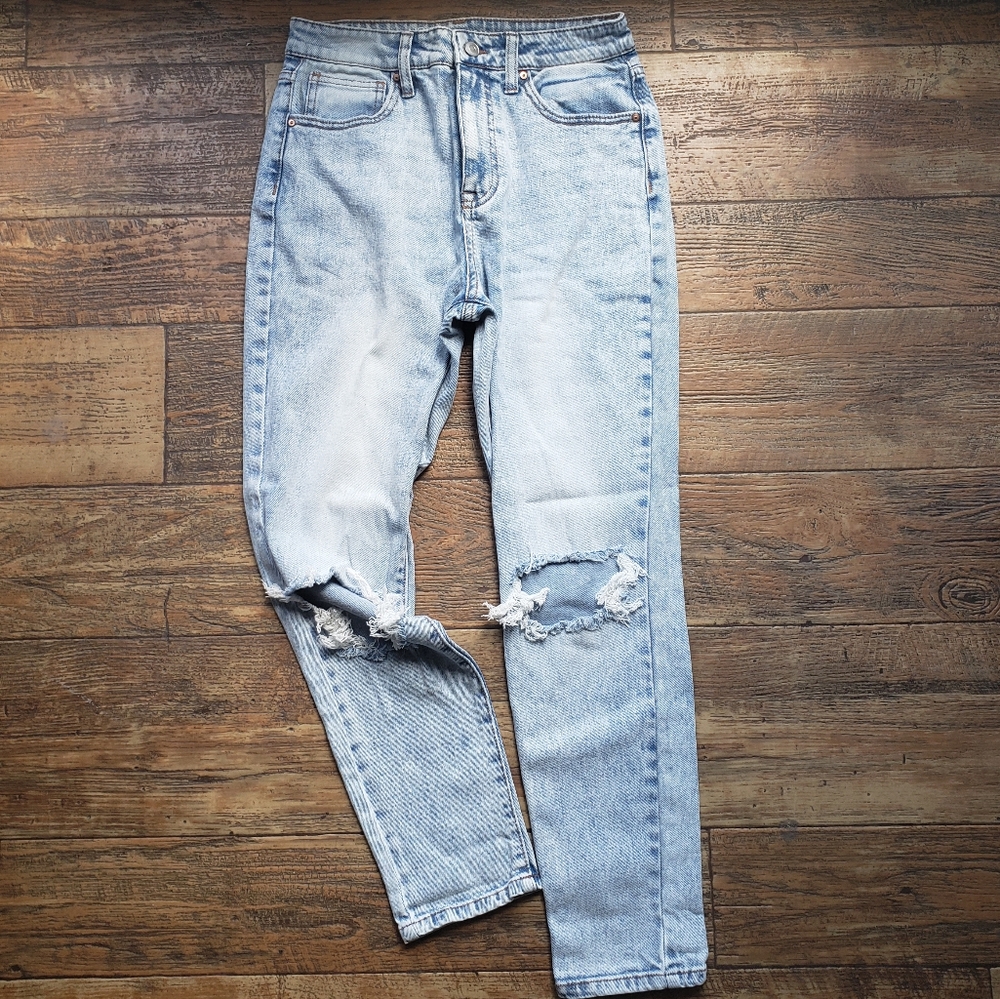 No Boundaries Ripped Super High Rise Distressed Knee Mom Denim Jeans